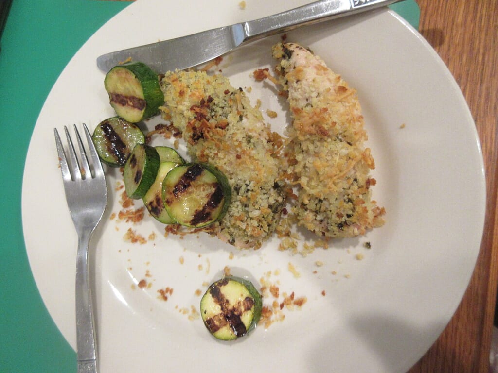 皿に盛られた衣を付けて焼いた鶏むね肉とグリルしたズッキーニの料理 立川駅徒歩1分年中無休の溶岩ホットヨガスタジオ