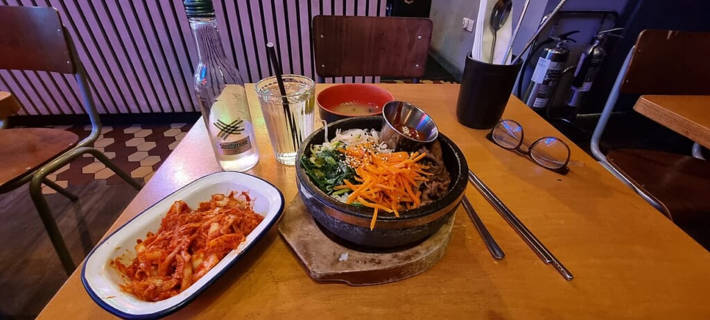 ビビンバとキムチを一緒に写した主食と副菜の組み合わせが分かる写真 立川駅徒歩1分年中無休の溶岩ホットヨガスタジオ