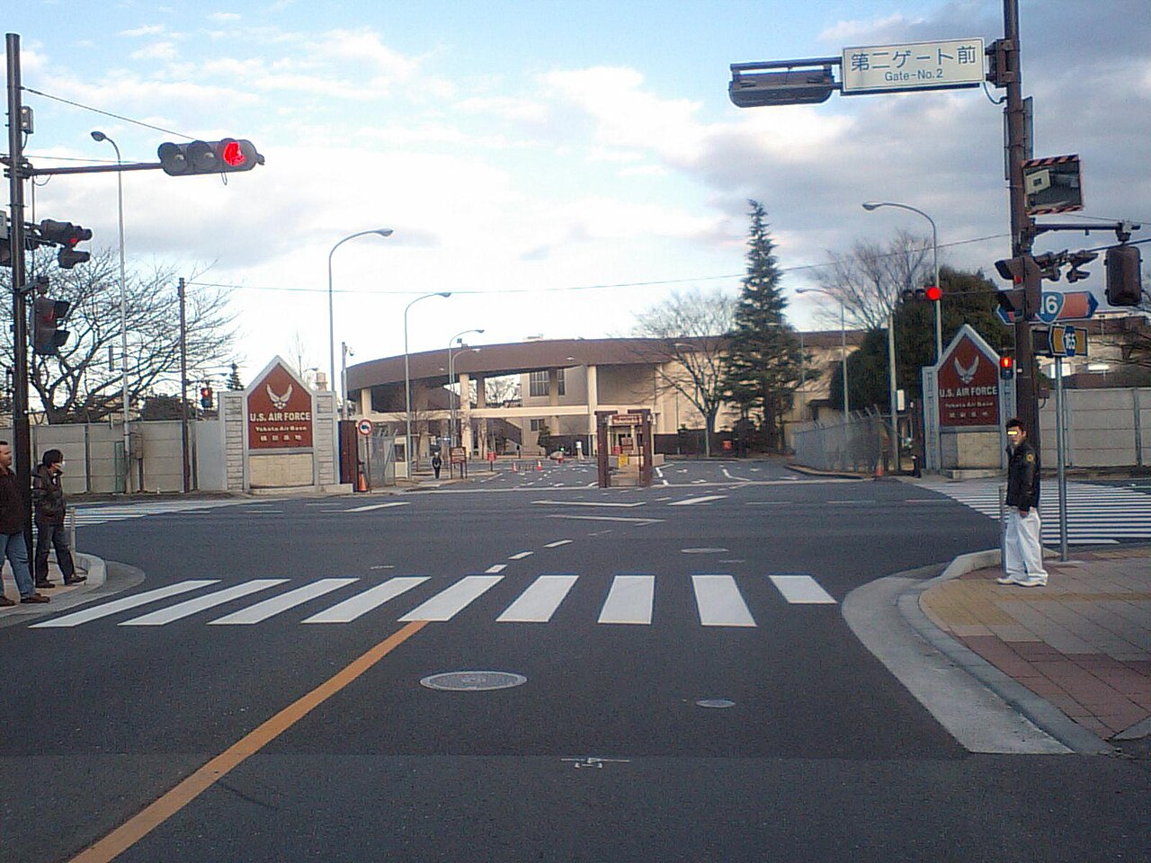 福生市にある横田基地の第2ゲート前の交差点。正面に基地の入口が見える。
