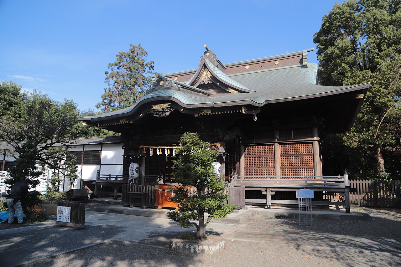 The shrine buildings of Azusami Tenjin-sha in Sunagawa-cho, Tachikawa, standing quietly on a clear winter day.