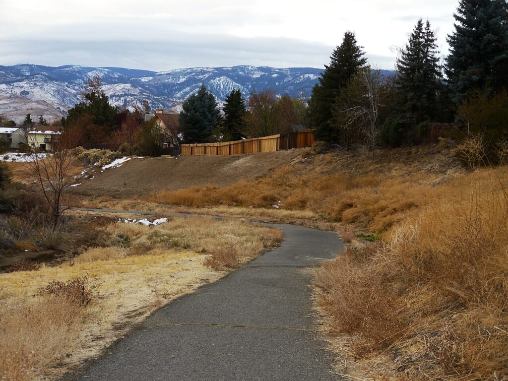 A walking path in Valley Wood Park | オンザショア立川店 立川駅徒歩1分年中無休の溶岩ホットヨガスタジオ バレーウッド公園にある散歩道公園内の歩行用の道を写した写真 立川駅徒歩1分年中無休の溶岩ホットヨガスタジオ