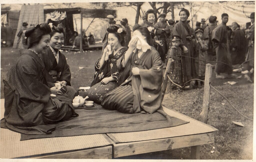 Festival in Japan Laughing Over Tea openair tea ceremony in Japan 1914 by Elstner Hilton | オンザショア立川店 立川駅徒歩1分年中無休の溶岩ホットヨガスタジオ 茶器を囲んで笑う人々を写した日本の屋外の茶会の写真1914年 立川駅徒歩1分年中無休の溶岩ホットヨガスタジオ