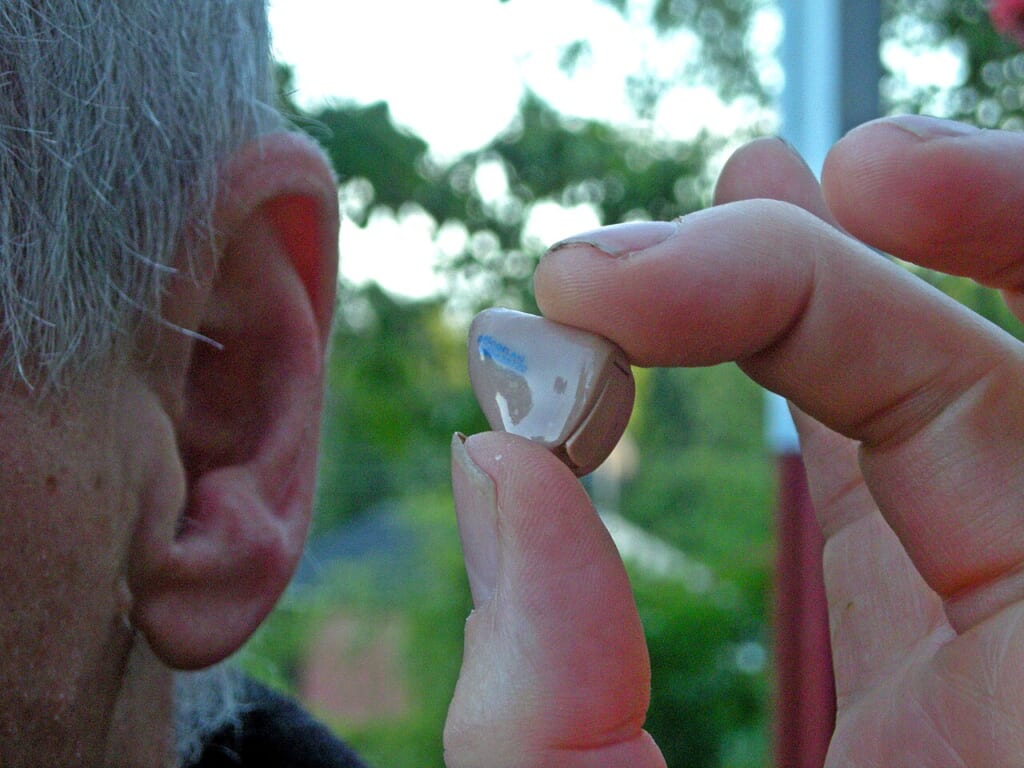 Hearing aid 20080620 | オンザショア立川店 立川駅徒歩1分年中無休の溶岩ホットヨガスタジオ 聞こえを補助する機器である補聴器の外観を被写体として撮影した写真 立川駅徒歩1分年中無休の溶岩ホットヨガスタジオ