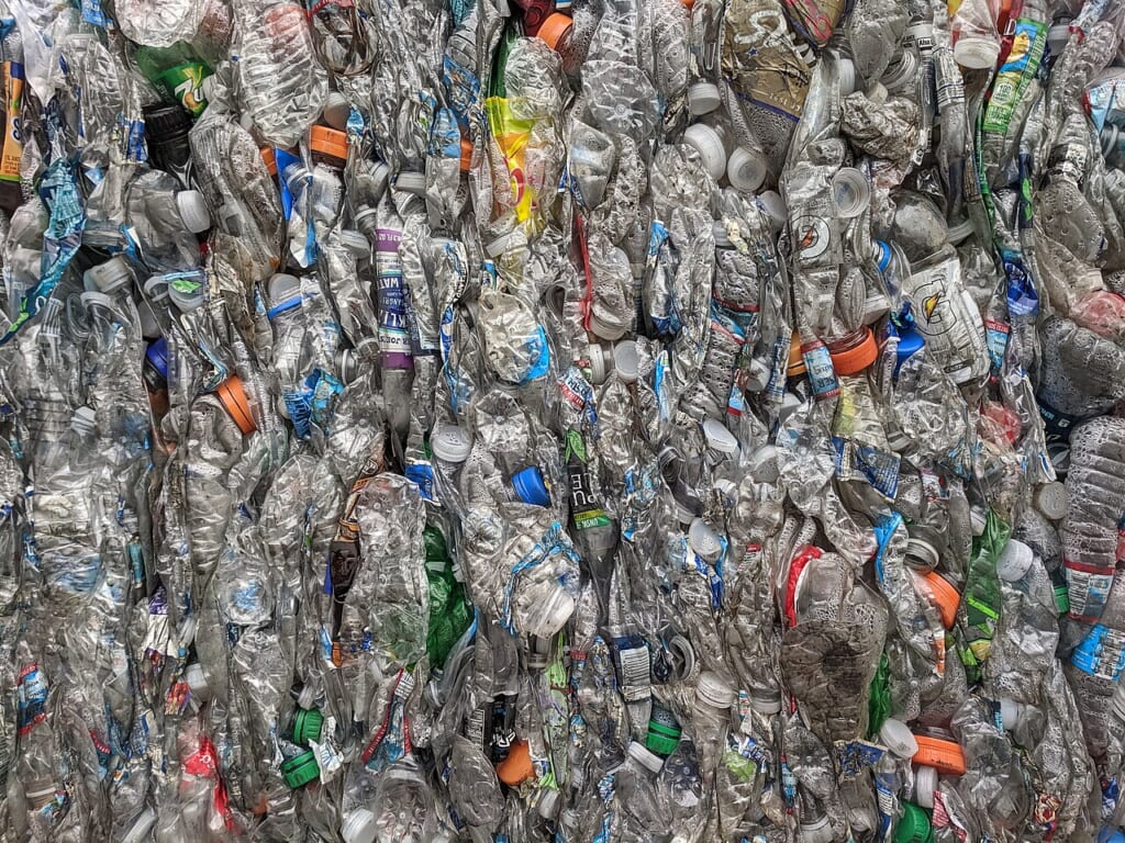 Bales of PET bottles closeup | オンザショア立川店 立川駅徒歩1分年中無休の溶岩ホットヨガスタジオ 押しつぶされて四角く束ねられた使用済みのペットボトルを近くから写した写真 立川駅徒歩1分年中無休の溶岩ホットヨガスタジオ