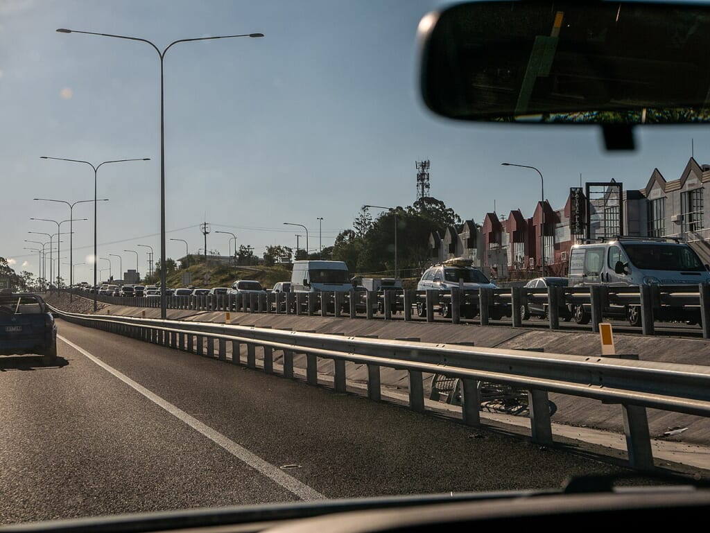 Pacific Highway traffic Springwood L1020777 | オンザショア立川店 立川駅徒歩1分年中無休の溶岩ホットヨガスタジオ 車が行き交う幹線道路を写した写真複数の車線を車が走っている 立川駅徒歩1分年中無休の溶岩ホットヨガスタジオ