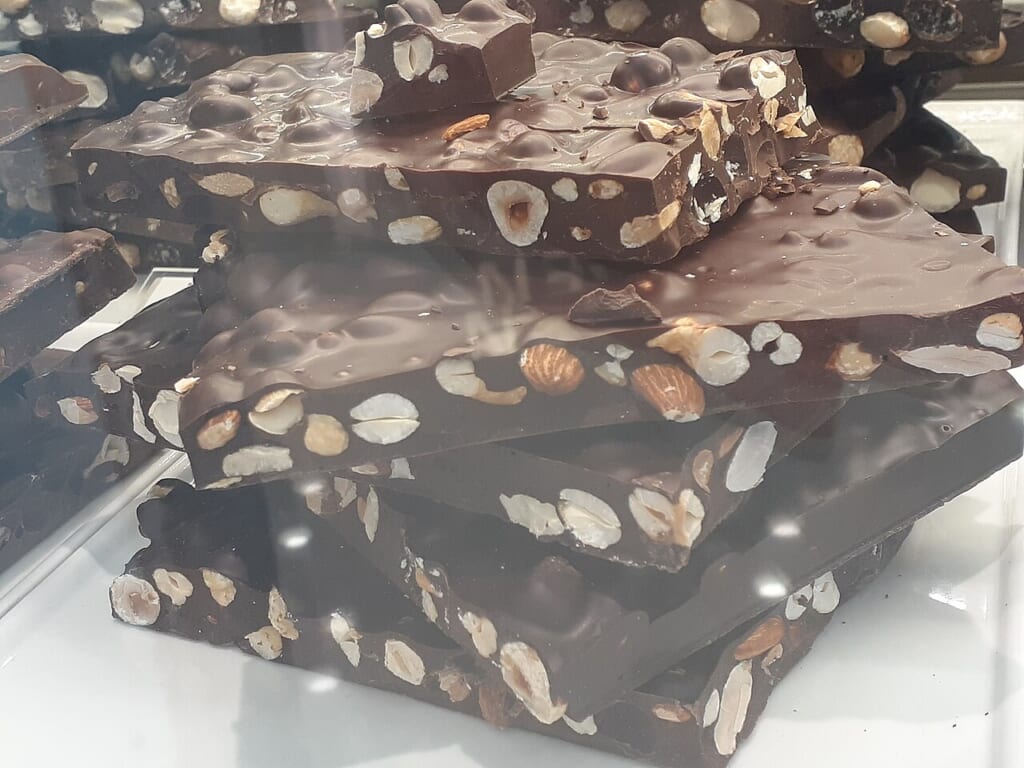 食品店のショーウィンドーに陳列されたナッツ入りチョコレートの商品 立川駅徒歩1分年中無休の溶岩ホットヨガスタジオ