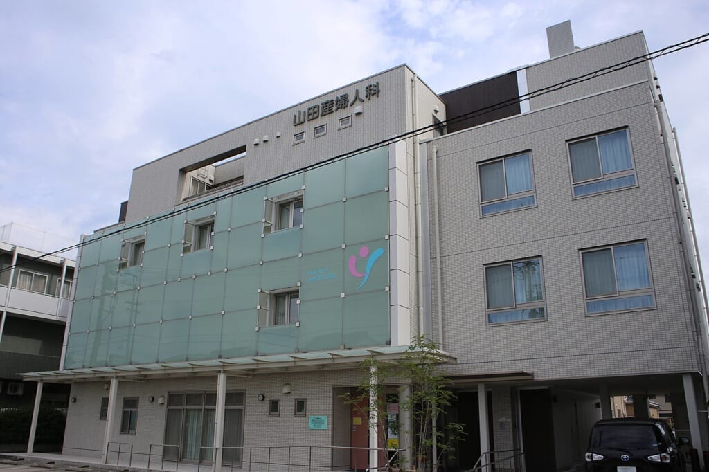 Yamada Obstetrics and Gynecology Clinic 20200729 | オンザショア立川店 立川駅徒歩1分年中無休の溶岩ホットヨガスタジオ 名古屋市中村区稲葉地町にある山田産婦人科の建物を写した写真 立川駅徒歩1分年中無休の溶岩ホットヨガスタジオ