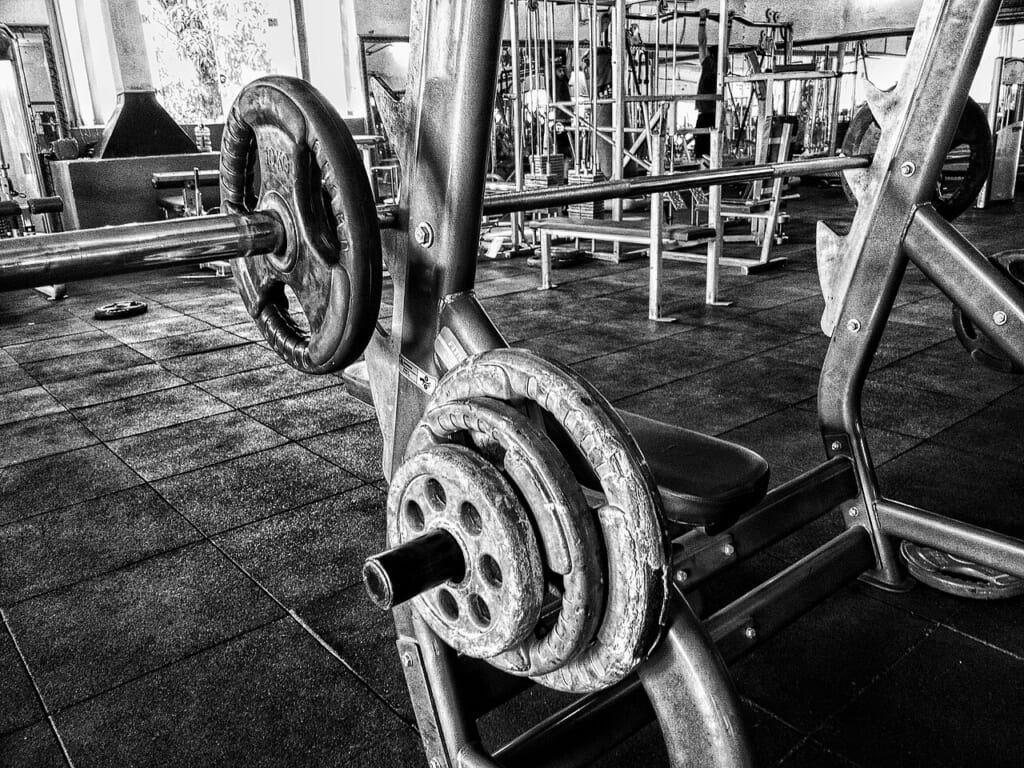 Bench Press | オンザショア立川店 立川駅徒歩1分年中無休の溶岩ホットヨガスタジオ ジムの室内に設置され筋力トレーニングに使われるベンチプレスの器具 立川駅徒歩1分年中無休の溶岩ホットヨガスタジオ