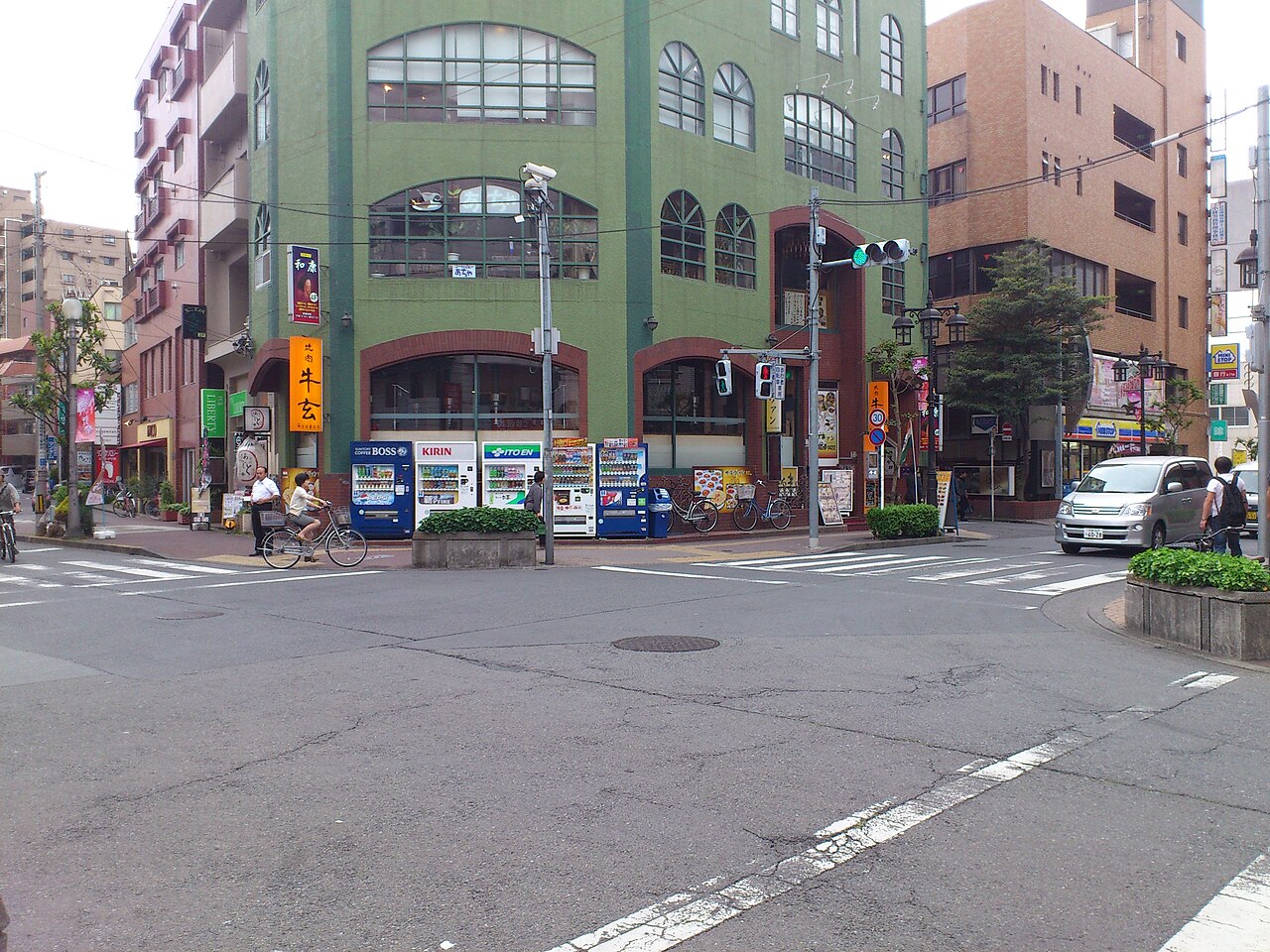Street scene at an intersection in 1-chome, Nishiki-cho, Tachikawa, photographed in May 2013