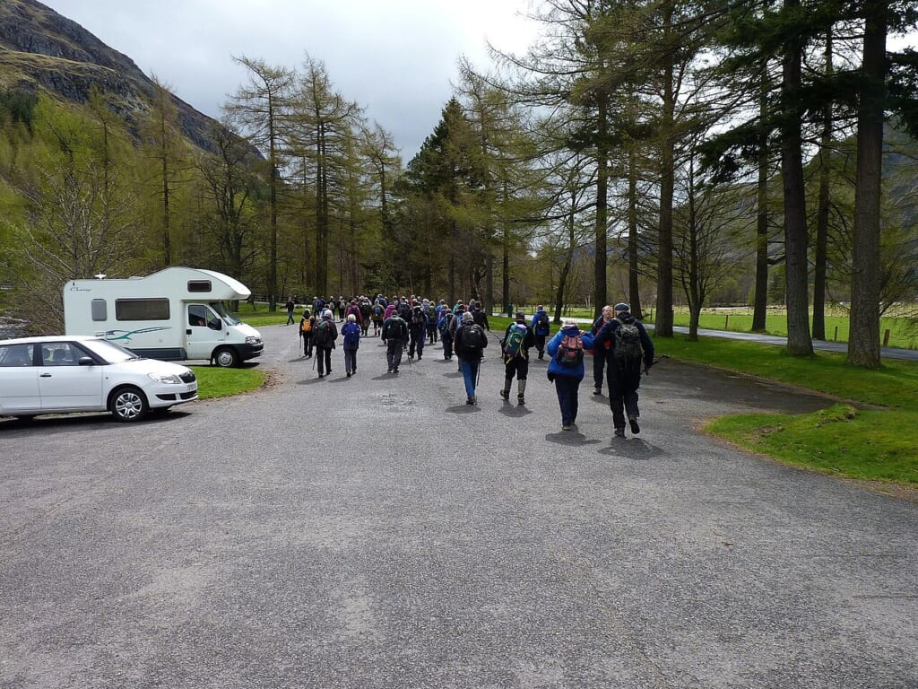 Walking group geographorguk 3466525 | オンザショア立川店 立川駅徒歩1分年中無休の溶岩ホットヨガスタジオ 複数の人が集まりグループで一緒に歩いている様子を写した写真 立川駅徒歩1分年中無休の溶岩ホットヨガスタジオ