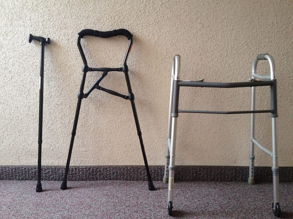 Cane Walker Cane Hybrid Walker | オンザショア立川店 立川駅徒歩1分年中無休の溶岩ホットヨガスタジオ 杖杖と歩行器を組み合わせた補助具歩行器の三種類が並んでいる 立川駅徒歩1分年中無休の溶岩ホットヨガスタジオ