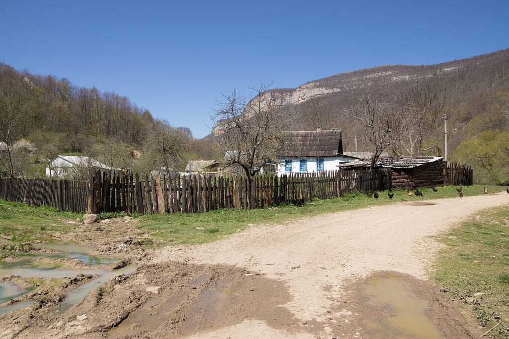 ロシアのメズマイ村にある農村の家々を写した横長の集落の風景 立川駅徒歩1分年中無休の溶岩ホットヨガスタジオ