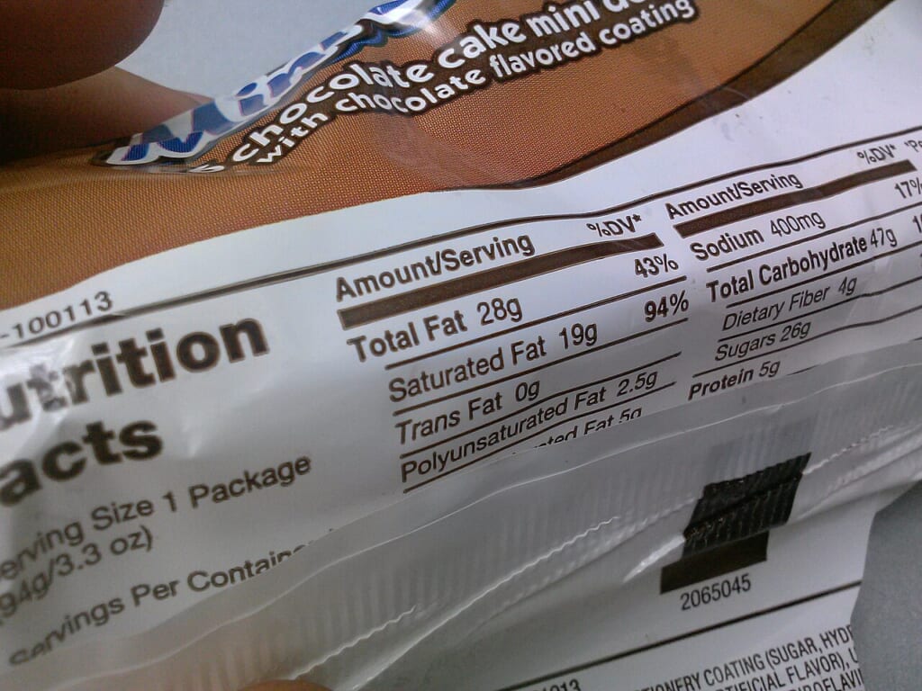 Nutrition Facts label with 94 saturated fat per serving | オンザショア立川店 立川駅徒歩1分年中無休の溶岩ホットヨガスタジオ 菓子の包装に印刷された栄養成分の数値が並ぶ英語の栄養成分表示ラベル 立川駅徒歩1分年中無休の溶岩ホットヨガスタジオ