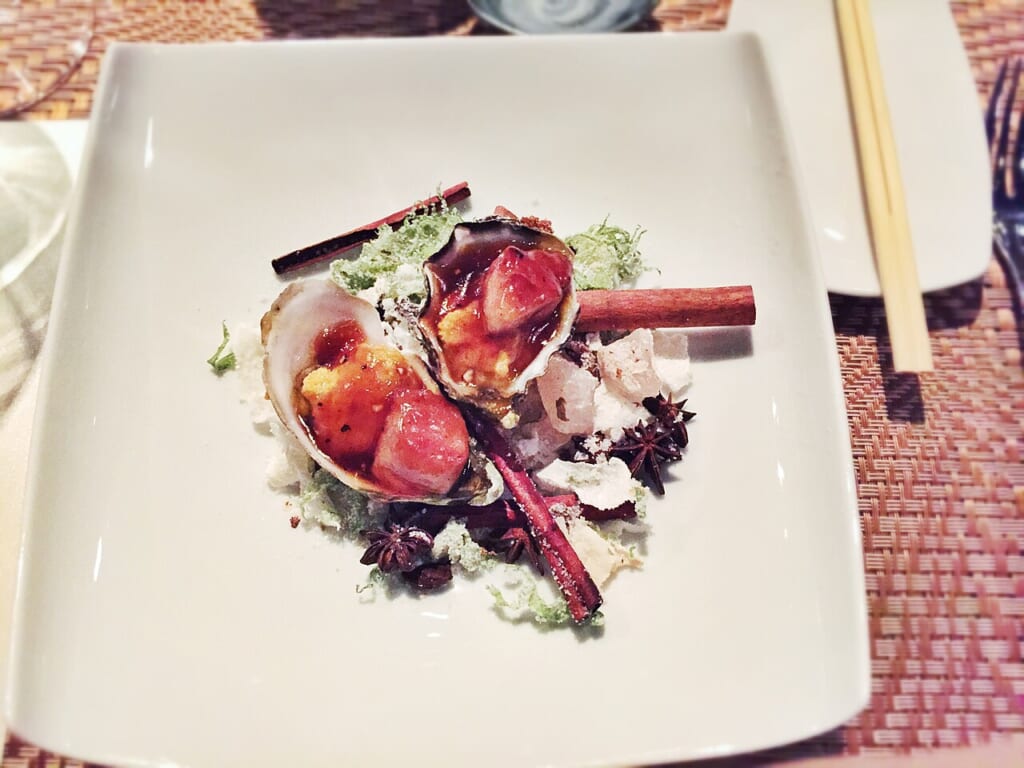 牡蠣にウニとフォアグラを合わせ焼いて仕上げた料理を写した写真 立川駅徒歩1分年中無休の溶岩ホットヨガスタジオ