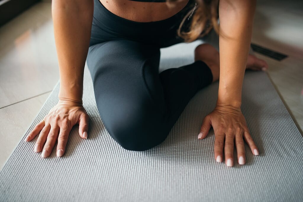 Closeup of the woman on a yoga mat stretching her hips 50398220748 | オンザショア立川店 立川駅徒歩1分年中無休の溶岩ホットヨガスタジオ ヨガマットの上で股関節まわりをストレッチしている女性のクローズアップ 立川駅徒歩1分年中無休の溶岩ホットヨガスタジオ