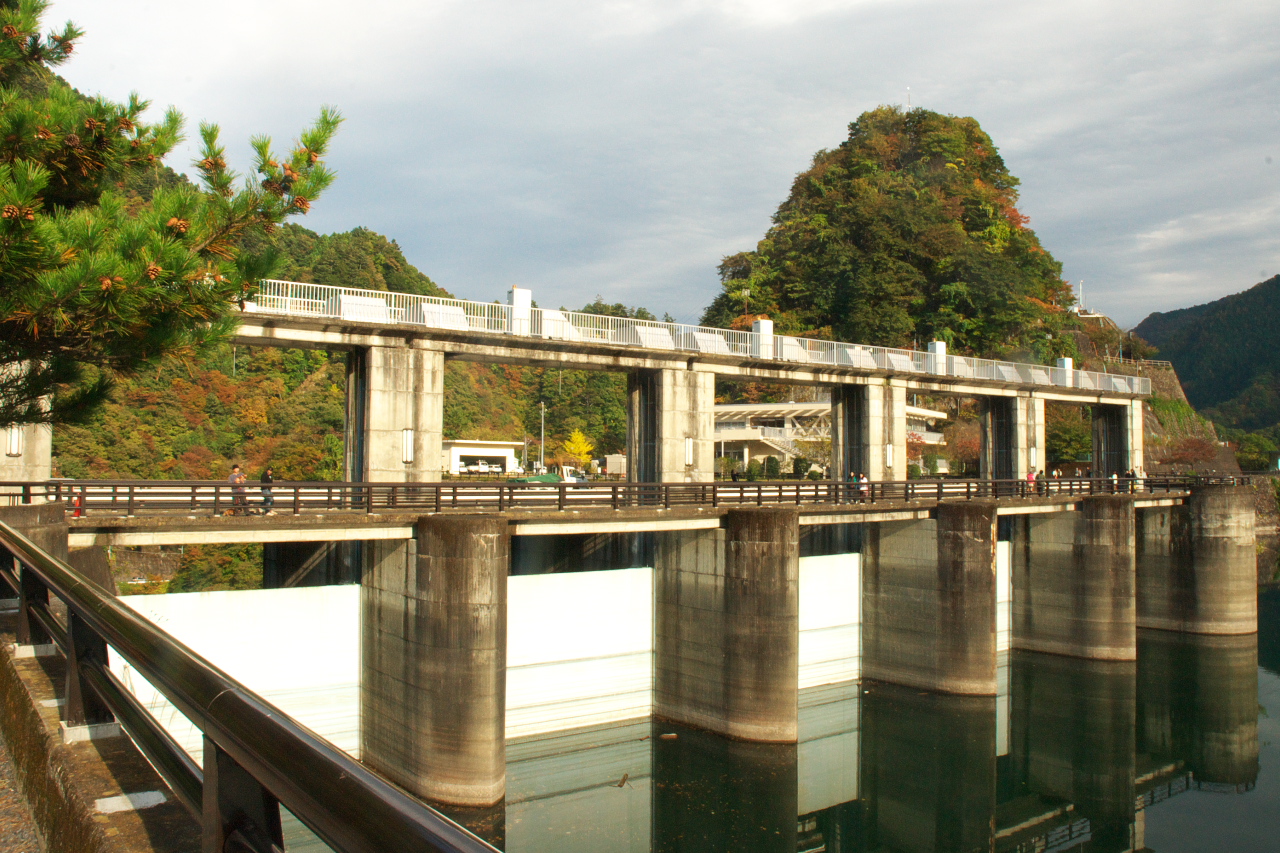 小河内ダム(奥多摩湖)の放水口のあたり。多摩川の水をためる都の貯水池で、橋脚の並ぶ水門が見える。