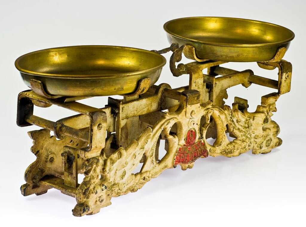 左右に皿が下がる昔の天秤ばかり 立川駅徒歩1分年中無休の溶岩ホットヨガスタジオ