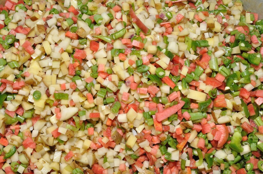 料理の材料として使うために小さく刻んで用意された野菜の様子 立川駅徒歩1分年中無休の溶岩ホットヨガスタジオ