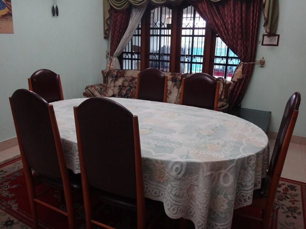 Dining table 1 | オンザショア立川店 立川駅徒歩1分年中無休の溶岩ホットヨガスタジオ 滞在用の住まいに置かれたダイニングテーブル食事の場となる食卓の様子 立川駅徒歩1分年中無休の溶岩ホットヨガスタジオ