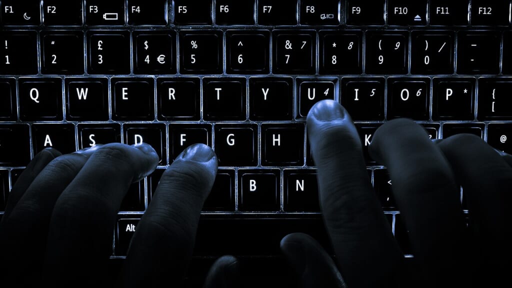 Backlit keyboard | オンザショア立川店 立川駅徒歩1分年中無休の溶岩ホットヨガスタジオ バックライトが点灯したノートパソコンのキーボードに両手の指を置きUキーを押す様子 立川駅徒歩1分年中無休の溶岩ホットヨガスタジオ