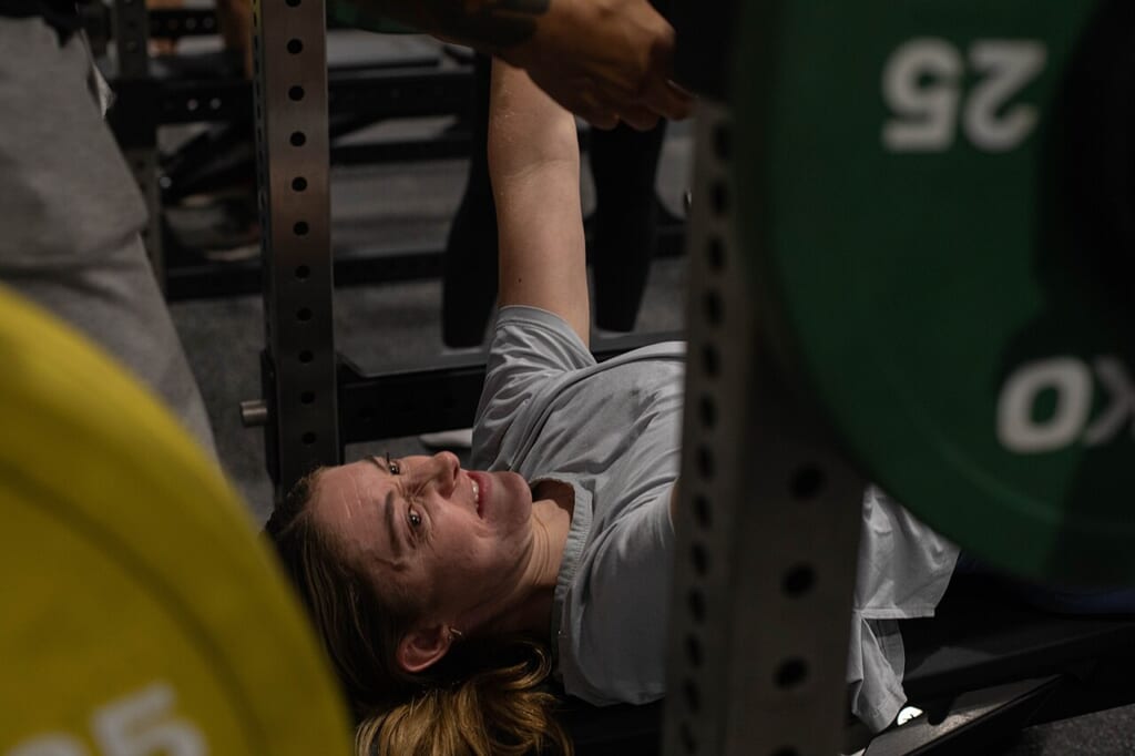 MCAS Iwakuni Womens Power Lifting 9352356 | オンザショア立川店 立川駅徒歩1分年中無休の溶岩ホットヨガスタジオ トレーニング用のラックにバーベルを戻す人と筋力トレーニングの器具 立川駅徒歩1分年中無休の溶岩ホットヨガスタジオ