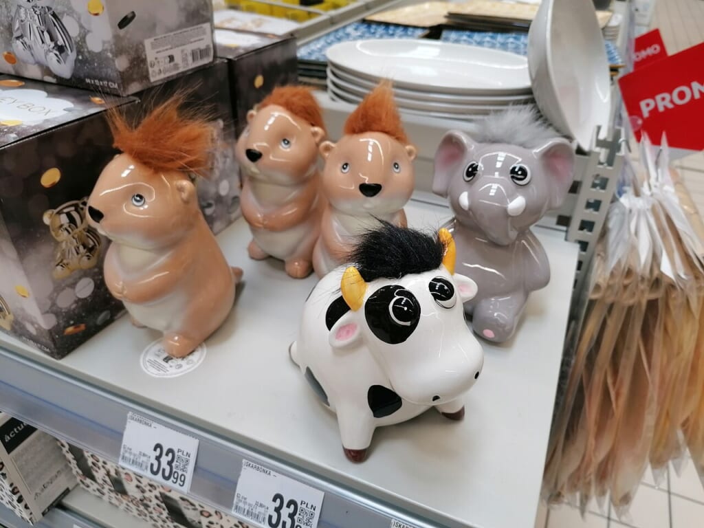 20250828 ceramic piggy banks | オンザショア立川店 立川駅徒歩1分年中無休の溶岩ホットヨガスタジオ 豚の形をした陶器製の貯金箱複数の貯金箱が並んでいる様子を写した写真 立川駅徒歩1分年中無休の溶岩ホットヨガスタジオ