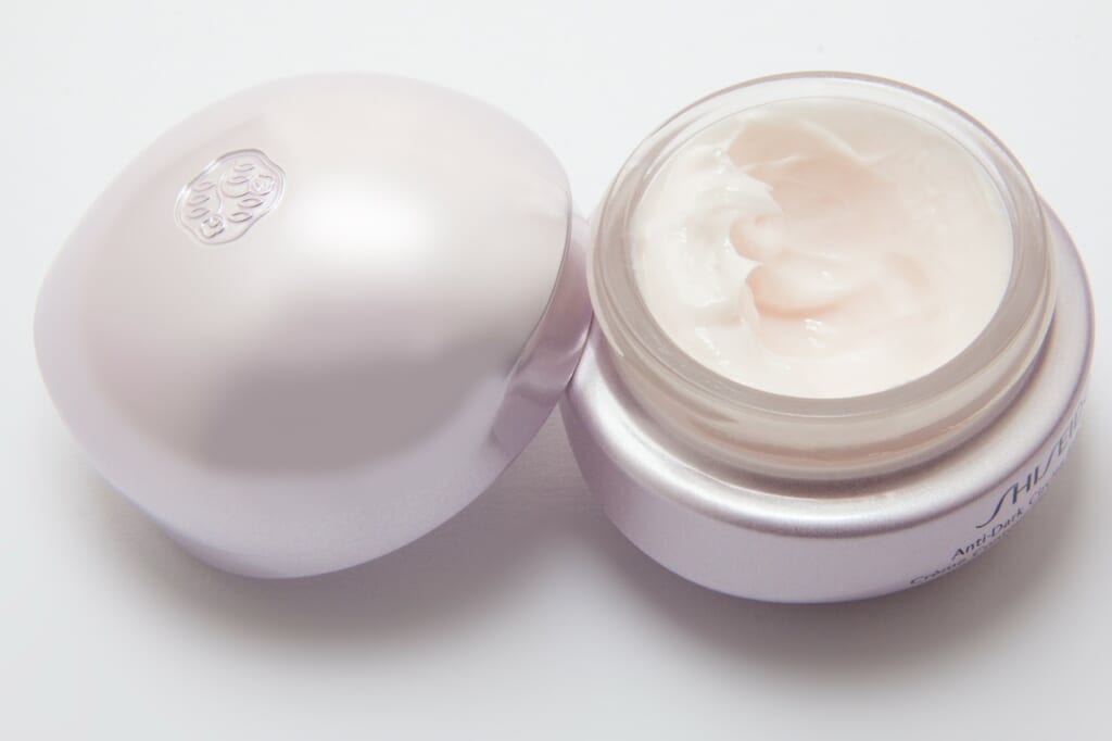 Cream in round container | オンザショア立川店 立川駅徒歩1分年中無休の溶岩ホットヨガスタジオ 丸い容器の中に入っている肌の手入れに使う化粧用のクリーム 立川駅徒歩1分年中無休の溶岩ホットヨガスタジオ