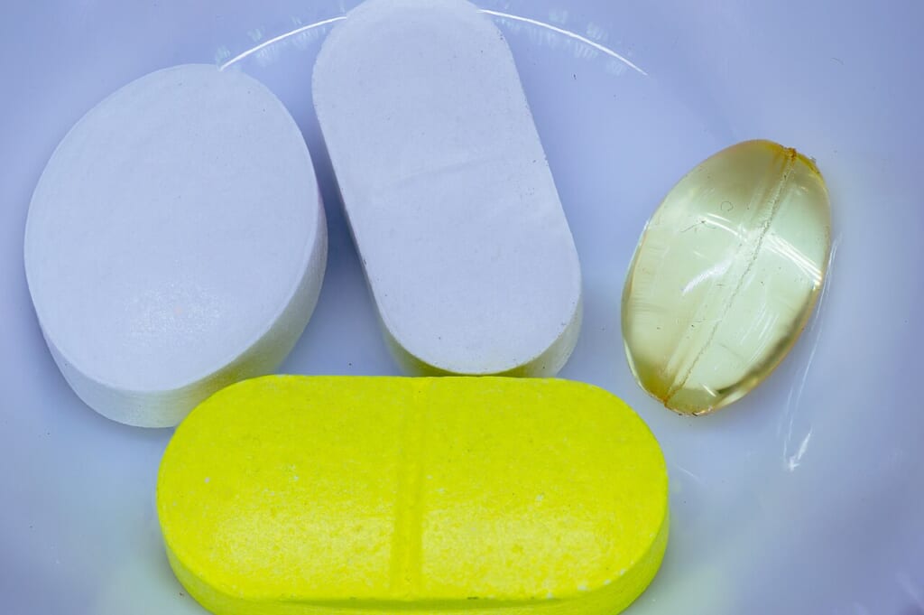 A collection of generic medicine pills on a white background | オンザショア立川店 立川駅徒歩1分年中無休の溶岩ホットヨガスタジオ 白い背景の上に形や色の異なる複数の医薬品の錠剤を集めた写真 立川駅徒歩1分年中無休の溶岩ホットヨガスタジオ
