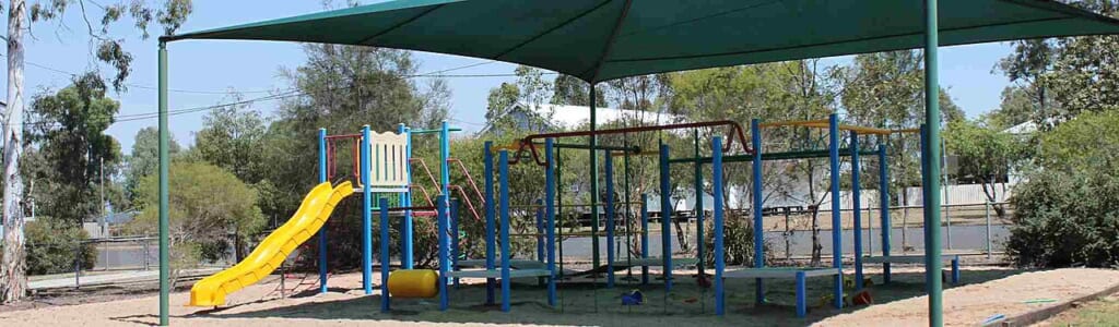 Bowenville State School playground 2023 | オンザショア立川店 立川駅徒歩1分年中無休の溶岩ホットヨガスタジオ 学校の屋外に設けられた遊び場を写した横長の構図の写真校庭 立川駅徒歩1分年中無休の溶岩ホットヨガスタジオ