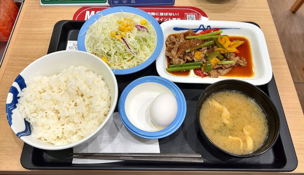 Bulgogi set meal of Matsuya | オンザショア立川店 立川駅徒歩1分年中無休の溶岩ホットヨガスタジオ プルコギを主菜にした定食の写真ひと食分の料理がまとまって写っている 立川駅徒歩1分年中無休の溶岩ホットヨガスタジオ
