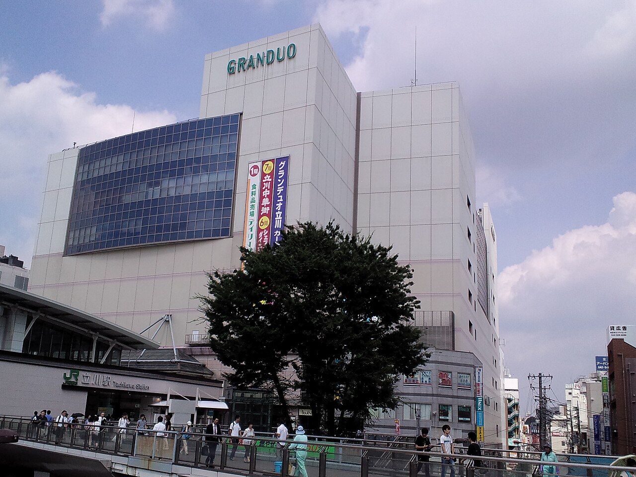 立川駅南口のグランデュオ立川。手前に駅前のデッキが延びている。