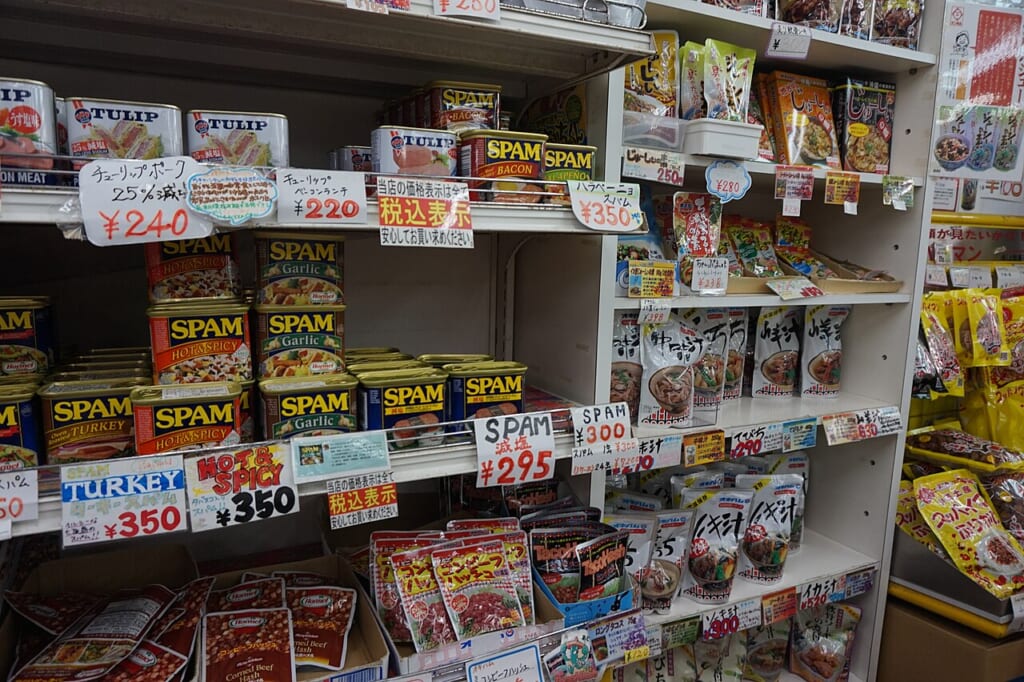 食品売り場の棚に並べられた缶詰食品の数々を写した写真那覇 立川駅徒歩1分年中無休の溶岩ホットヨガスタジオ