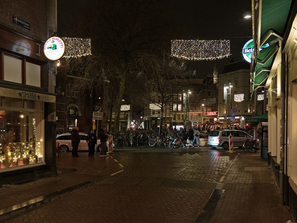 夜の通りと広場を照らすクリスマスの装飾照明が並ぶアムステルダムの街並み 立川駅徒歩1分年中無休の溶岩ホットヨガスタジオ