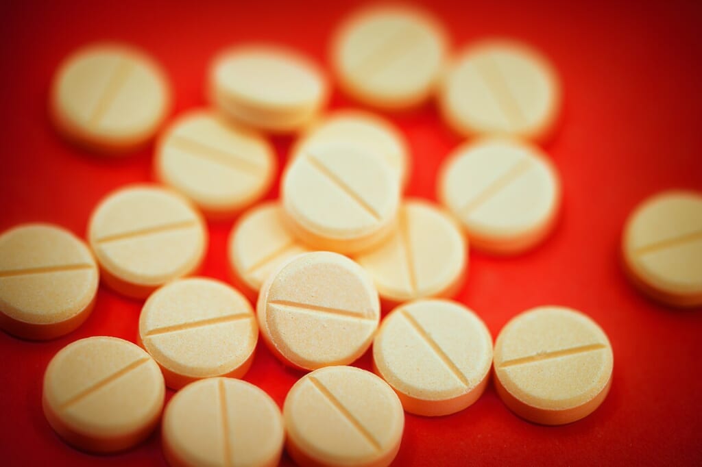 Pills Round Circular Medication Tablets Prednisone 55006236418 | オンザショア立川店 立川駅徒歩1分年中無休の溶岩ホットヨガスタジオ 半分に割るための溝が入った丸いプレドニゾンの錠剤が重なっている 立川駅徒歩1分年中無休の溶岩ホットヨガスタジオ