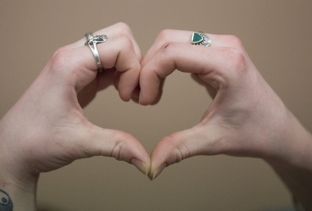 Hand heart | オンザショア立川店 立川駅徒歩1分年中無休の溶岩ホットヨガスタジオ 手でハートの形を作ったハンドジェスチャーを被写体として撮影した写真 立川駅徒歩1分年中無休の溶岩ホットヨガスタジオ