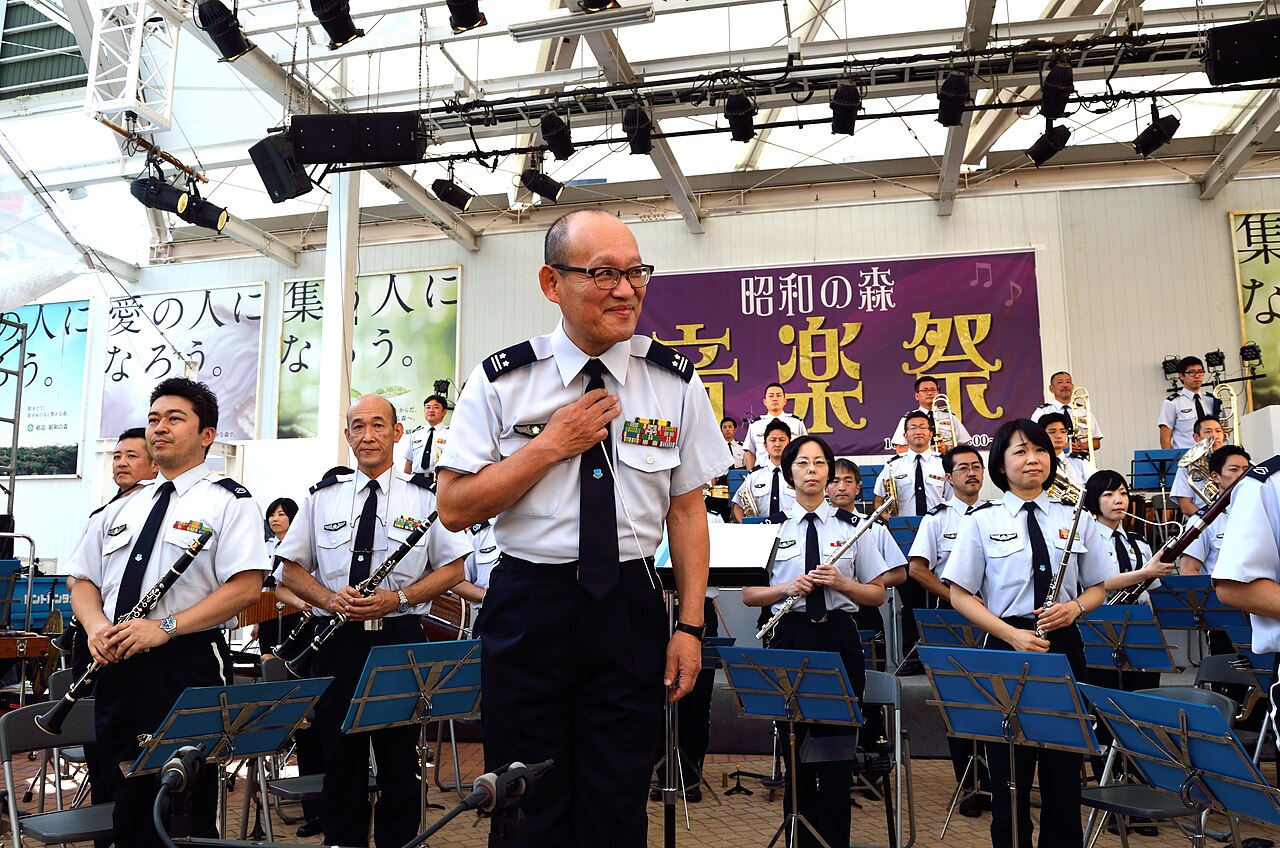昭島市で演奏する航空自衛隊の航空中央音楽隊(2015年)