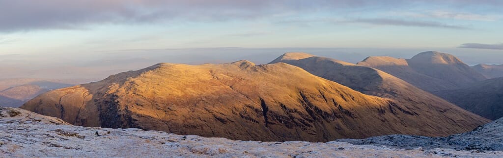 Beinn an Dothaidh in morning sun Scotland | オンザショア立川店 立川駅徒歩1分年中無休の溶岩ホットヨガスタジオ 朝の日差しに照らされたスコットランドのハイランド地方にある山の風景 立川駅徒歩1分年中無休の溶岩ホットヨガスタジオ