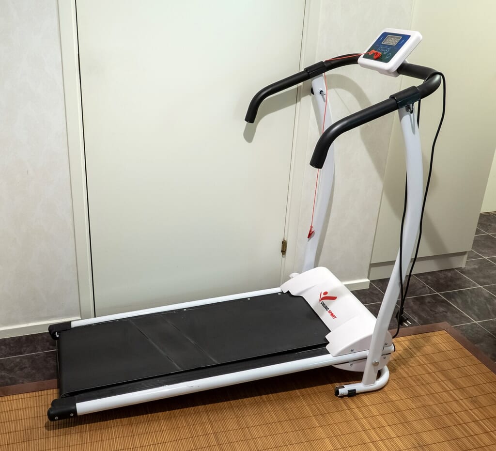 Treadmill from Viking Sport side | オンザショア立川店 立川駅徒歩1分年中無休の溶岩ホットヨガスタジオ 家庭向けのランニングマシンを横から写した写真スタジオ撮影 立川駅徒歩1分年中無休の溶岩ホットヨガスタジオ