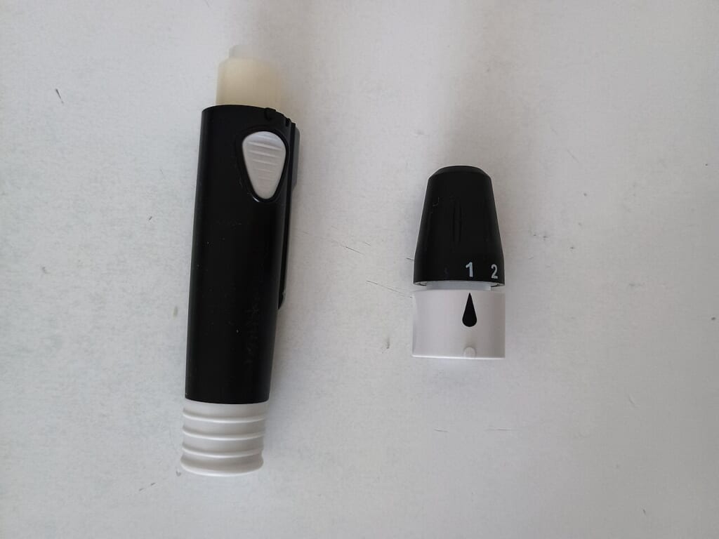 血糖値を測定するための血糖測定器と測定に用いる付属品を並べた写真 立川駅徒歩1分年中無休の溶岩ホットヨガスタジオ