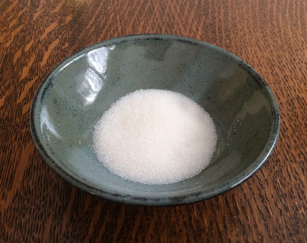 Monkfruit Sweetener | オンザショア立川店 立川駅徒歩1分年中無休の溶岩ホットヨガスタジオ 器に入れられた羅漢果ラカンカ由来の甘味料を近くから写した写真 立川駅徒歩1分年中無休の溶岩ホットヨガスタジオ