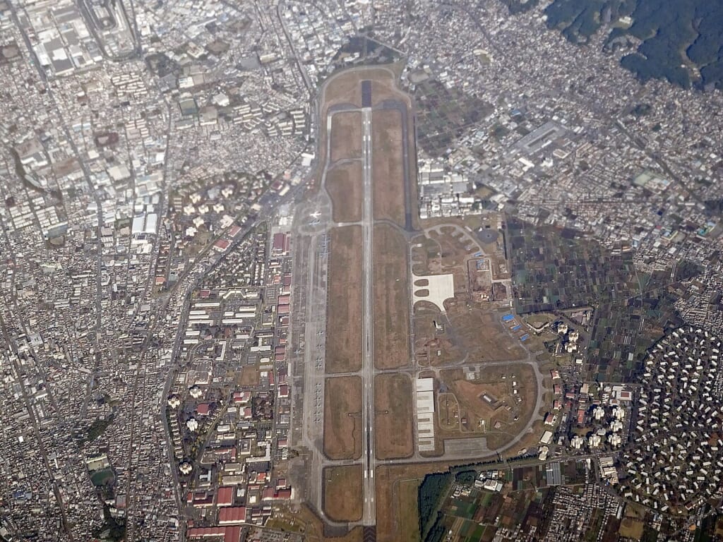 YOKOTAairportsAerial Shoot | オンザショア立川店 立川駅徒歩1分年中無休の溶岩ホットヨガスタジオ 上空から見た横田基地南北に延びる滑走路を福生などの市街地が囲んでいる 立川駅徒歩1分年中無休の溶岩ホットヨガスタジオ