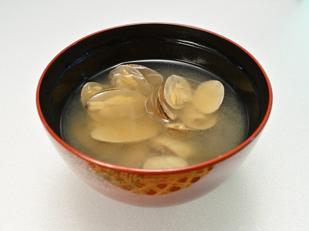 Littleneck clam miso soup 001 | オンザショア立川店 立川駅徒歩1分年中無休の溶岩ホットヨガスタジオ アサリを具材として使った味噌汁汁とアサリを一緒に盛り付けた一品 立川駅徒歩1分年中無休の溶岩ホットヨガスタジオ