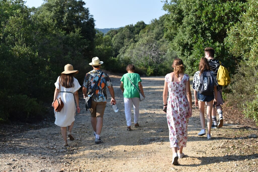 A group of friends on a casual hike | オンザショア立川店 立川駅徒歩1分年中無休の溶岩ホットヨガスタジオ 友人たちが連れ立ち屋外でハイキングをして一緒に過ごしている様子 立川駅徒歩1分年中無休の溶岩ホットヨガスタジオ