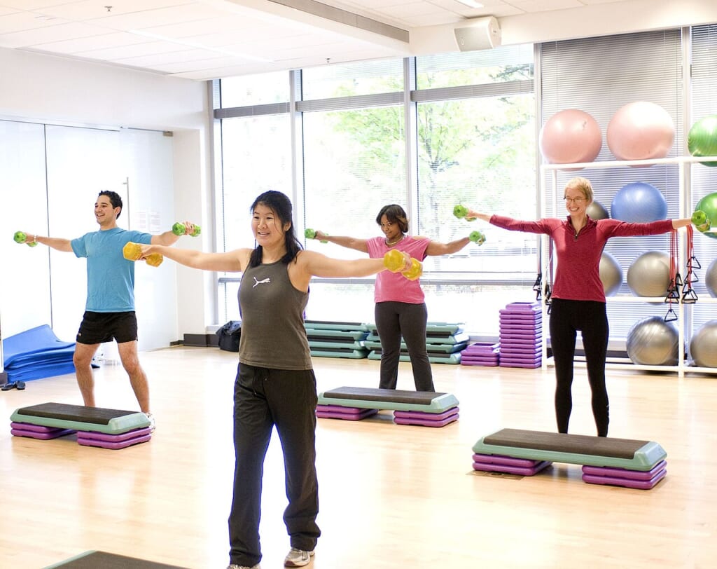 Dumbell aerobics | オンザショア立川店 立川駅徒歩1分年中無休の溶岩ホットヨガスタジオ ダンベルを使い腕を動かしながらエアロビクスに取り組んでいる様子 立川駅徒歩1分年中無休の溶岩ホットヨガスタジオ
