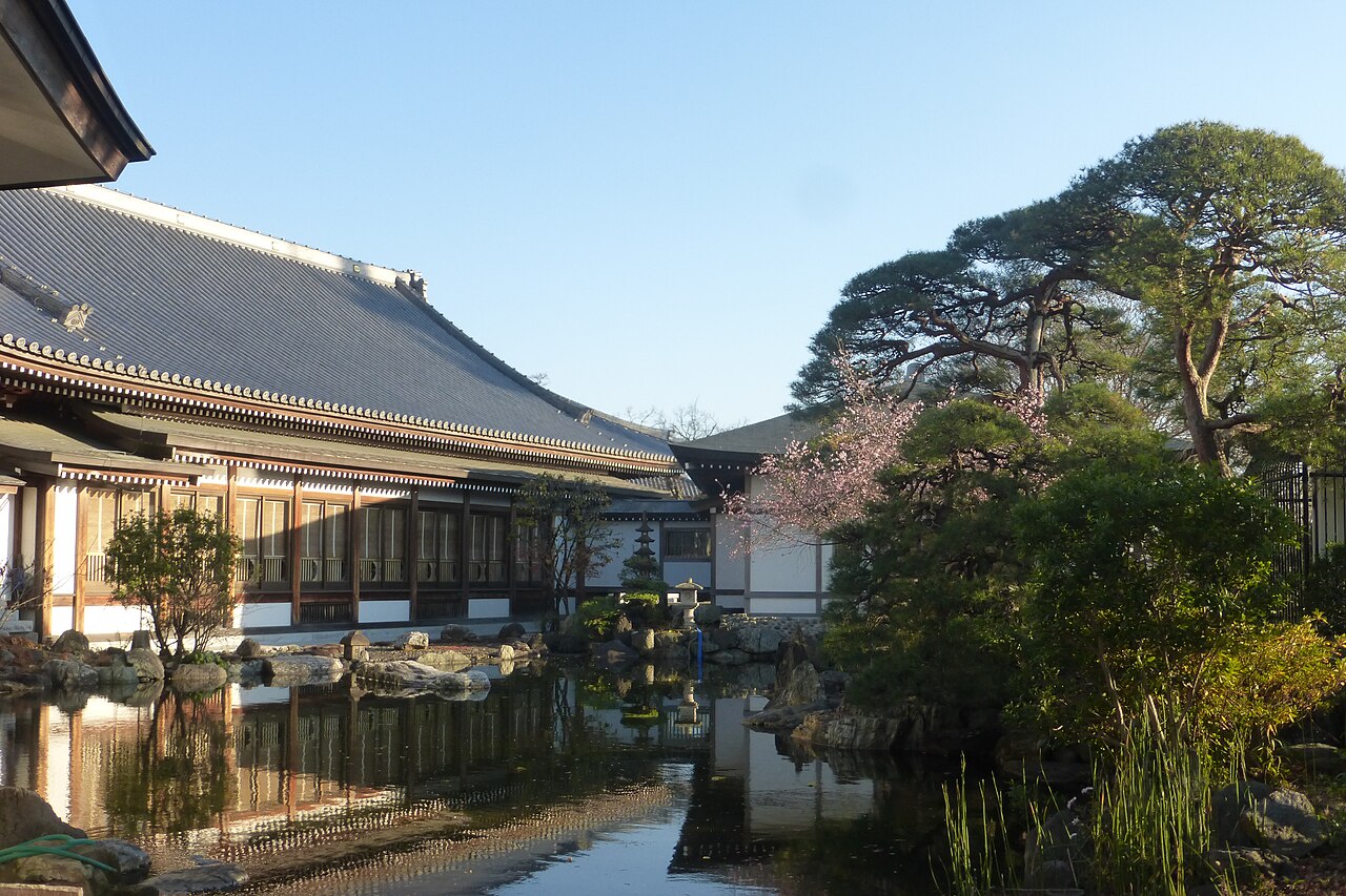 普済寺の境内の池。立川氏の館の跡と考えられてきた段丘の上にある寺の庭