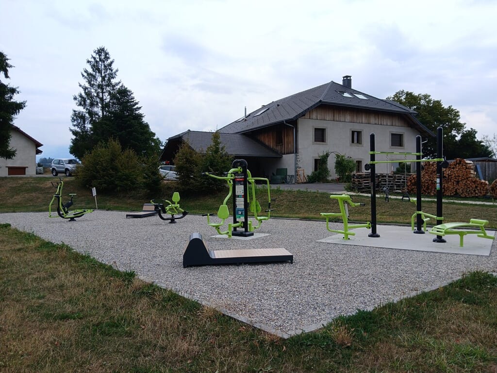 Installation de street workout à VillyleBouveret août 2026 08 | オンザショア立川店 立川駅徒歩1分年中無休の溶岩ホットヨガスタジオ 屋外の運動スペースに設置されたストリートワークアウト用の運動設備 立川駅徒歩1分年中無休の溶岩ホットヨガスタジオ
