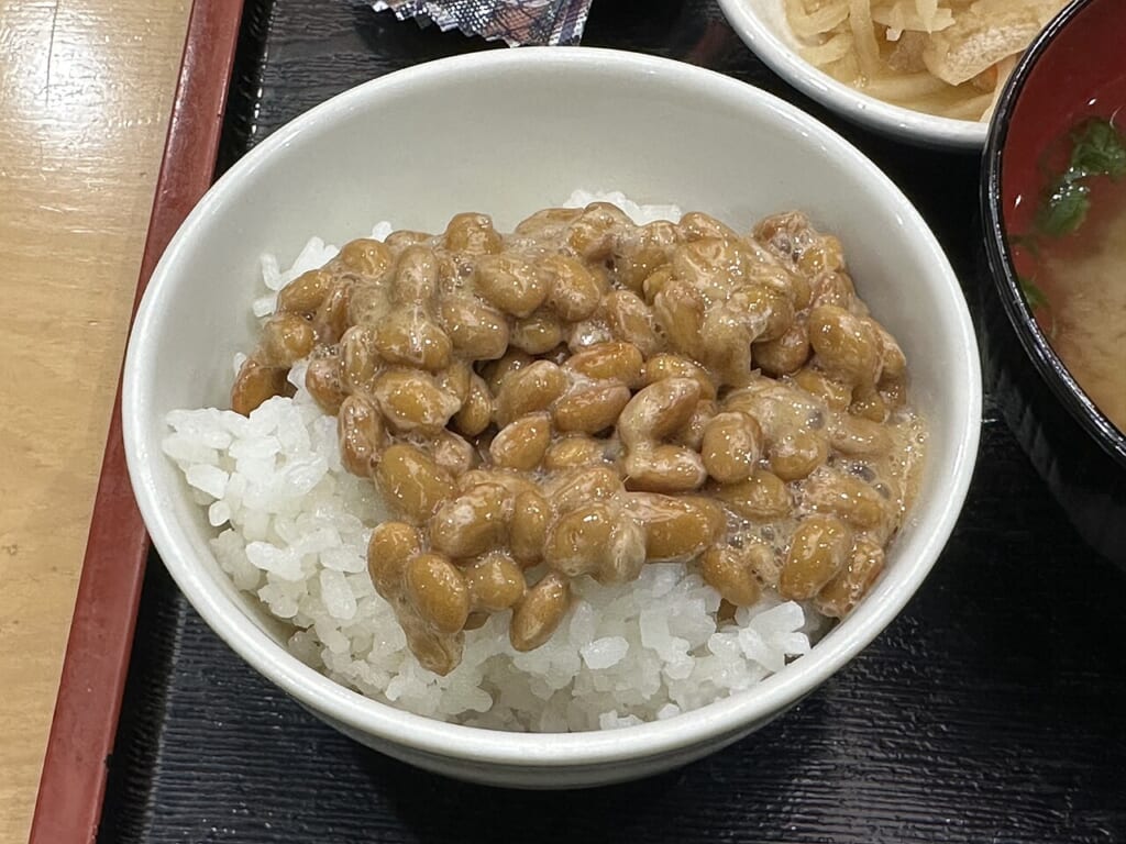 納豆をご飯の上にのせて盛り付けた納豆とご飯を組み合わせた一品 立川駅徒歩1分年中無休の溶岩ホットヨガスタジオ