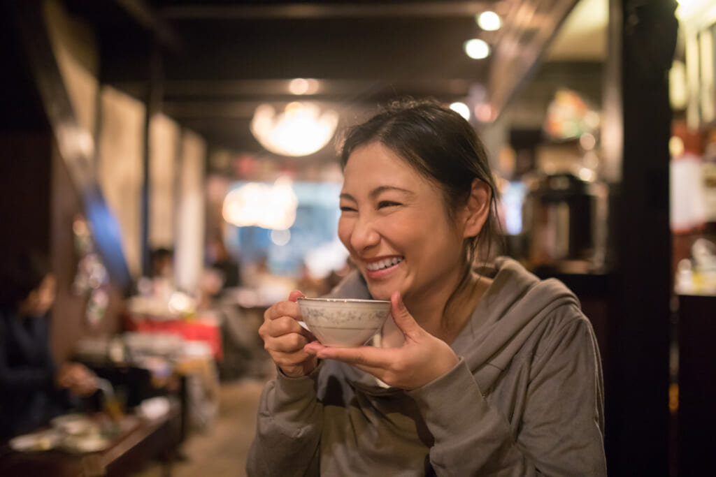 カフェでお茶を飲んでくつろぐ女性