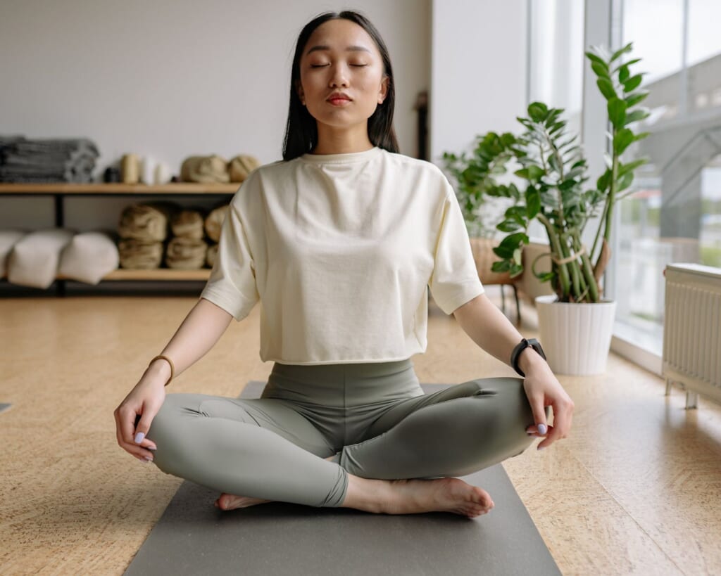 オンザショア 記事の写真breathingmeditation | オンザショア立川店 立川駅徒歩1分年中無休の溶岩ホットヨガスタジオ ヨガとからだの記事のイメージ写真 立川駅徒歩1分年中無休の溶岩ホットヨガスタジオ