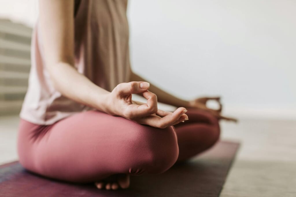 オンザショア 記事の写真breathingmeditation | オンザショア立川店 立川駅徒歩1分年中無休の溶岩ホットヨガスタジオ ヨガとからだの記事のイメージ写真 立川駅徒歩1分年中無休の溶岩ホットヨガスタジオ